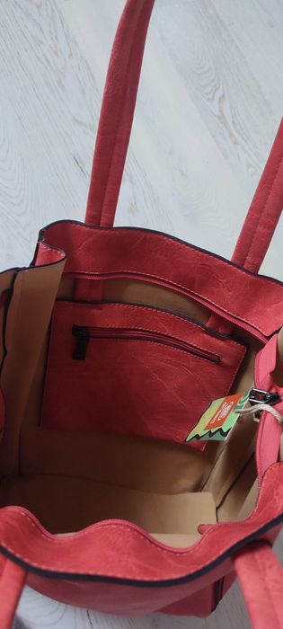 Червена дамска чанта