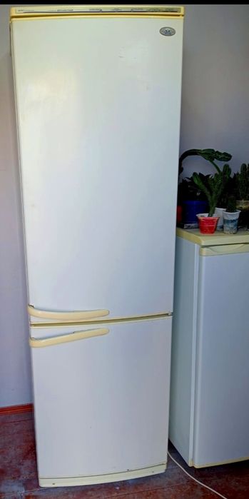 Холодильник большой отлично работает очень  хорошо охлаждает работает