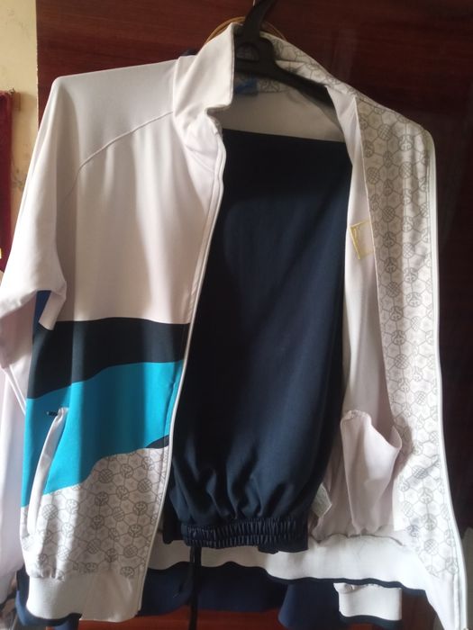 Продам спортивный костюм