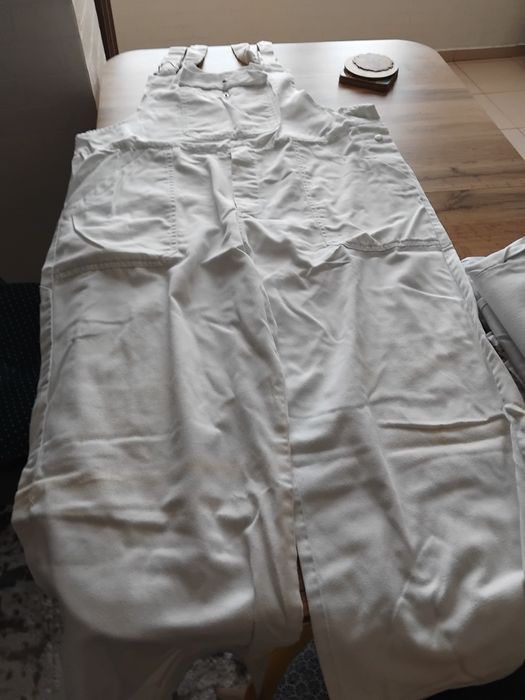 Бели работни дрехи