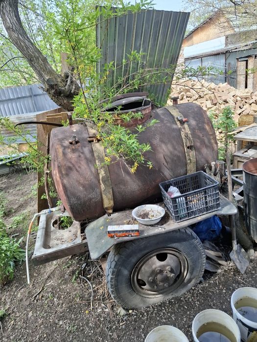 Переносная на колёсах ёмкость для воды