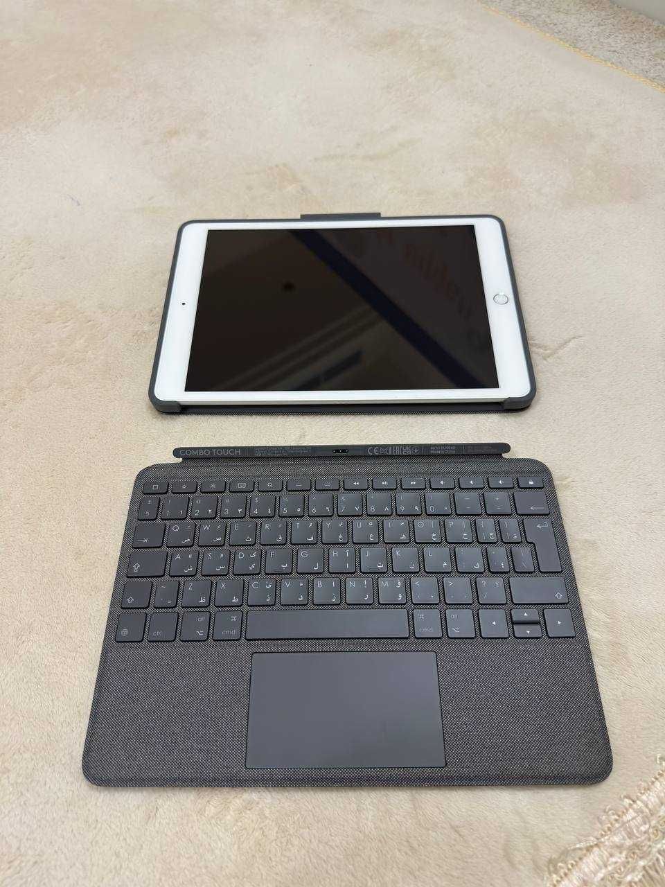 iPad 8 128GB WiFi Silver + Logitech Klaviatura Chexol + Steklo