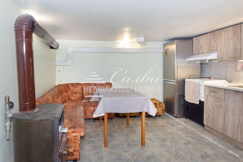 Етаж от МАСИВНА ТУХЛЕНА къща - кв.Тракия