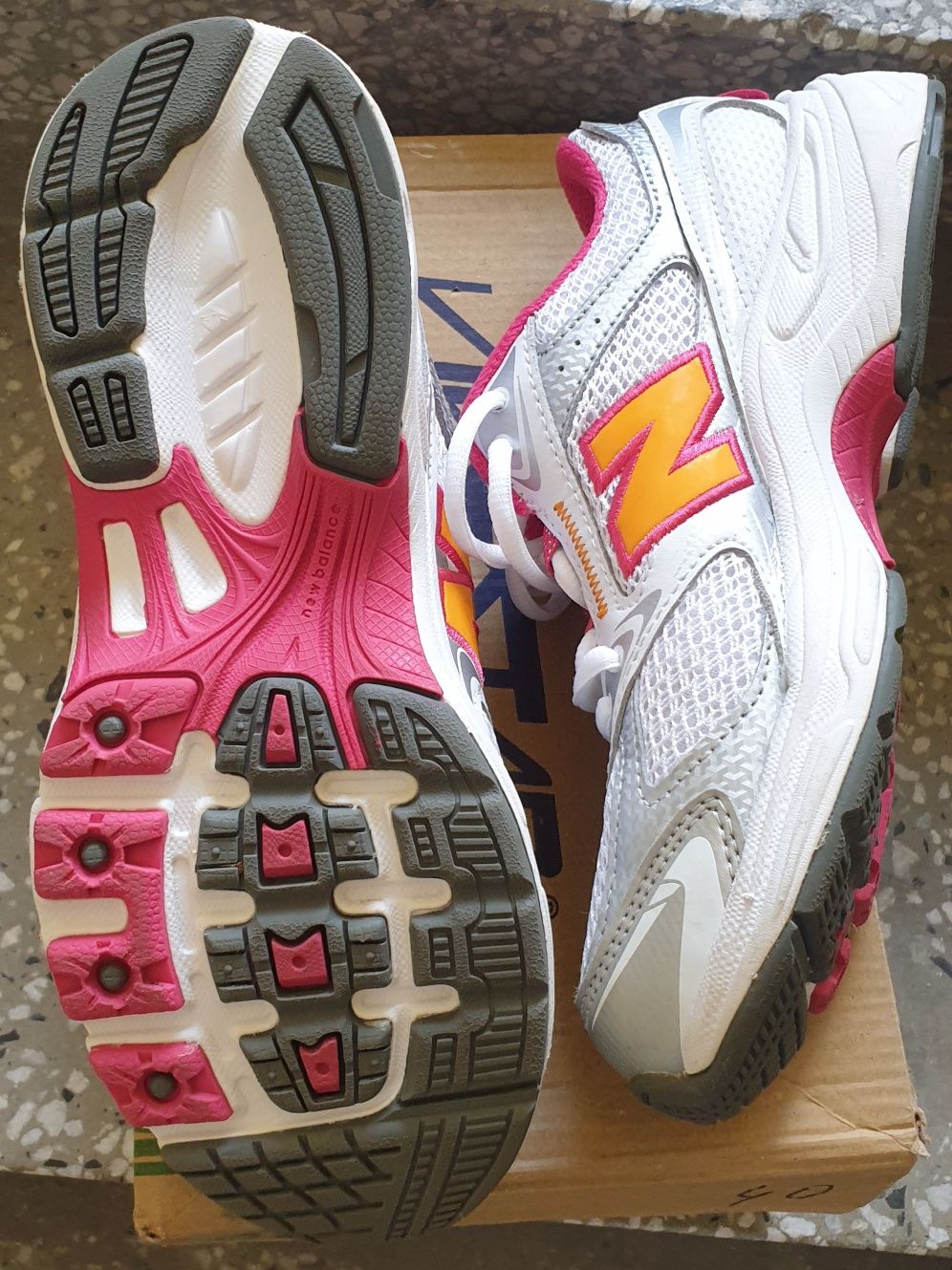 New Balance 533 и футболни Puma, Nike и