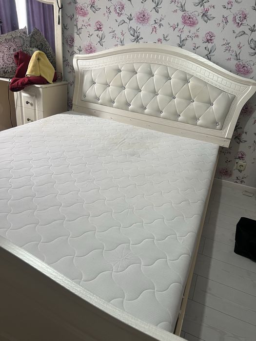 Продам 2х спальную кровать, 2 тумбы и трюмо