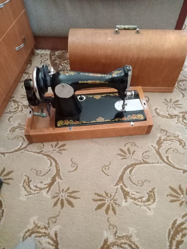 Продам швейную машинку