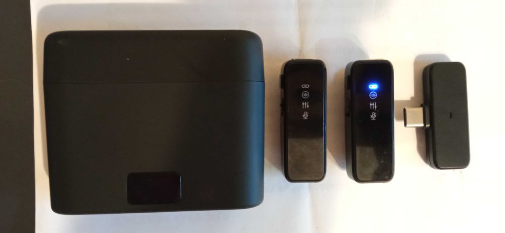 Комплект 2 безжични микрофона със зарядна кутия, за смартфон и др.