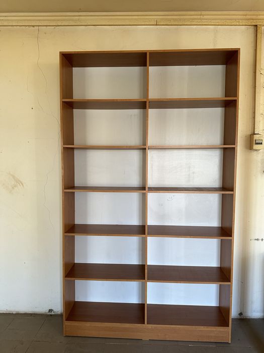 Шкаф с полками в хорошем состояний