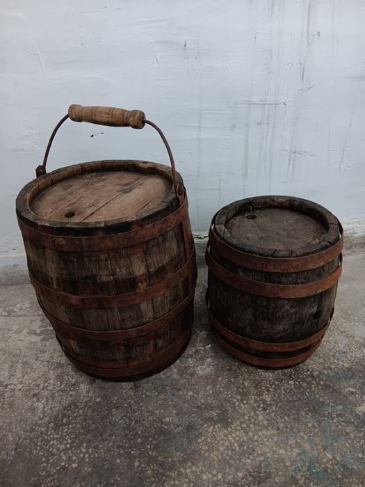 Butoi butoias vechi din lemn, decor vintage de colectie