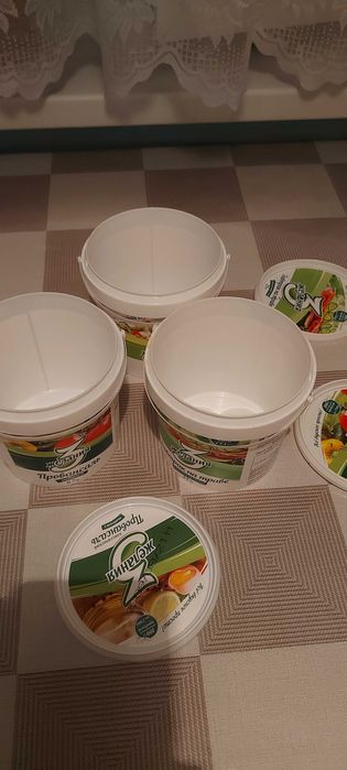 Ведерки майонезные целые.