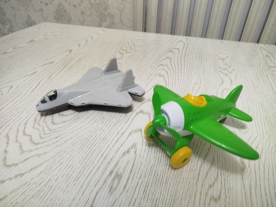 Продам игрушки , самолёт - трансформер
