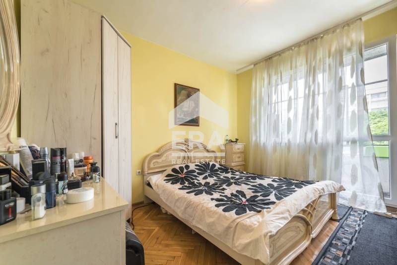 Двустаен ексклузивен апартамент за продажба, с отделна кухня, в кв. Ча