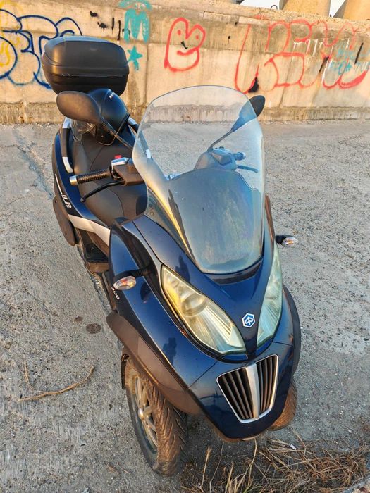 Scuter Piaggio mp3 300 se conduce cu categoria B