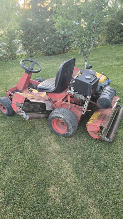 Masina  tractoras profesional tuns gazon iarba