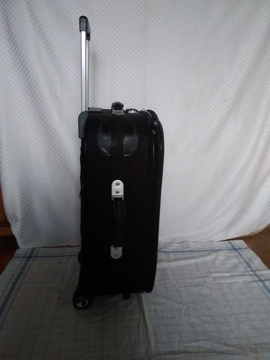 Среден-голям куфар с колелца и телеск.дръжка