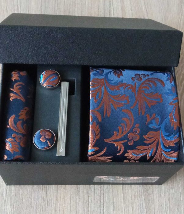 Set cadou pentru barbati (cravata + ac + butoni + batista)