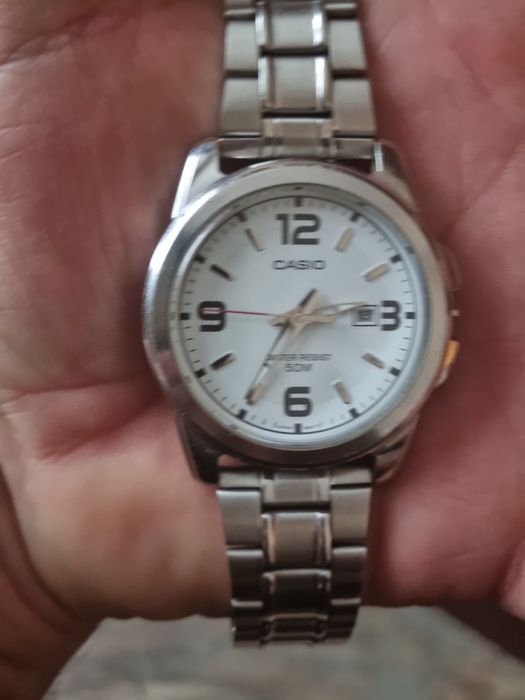 Продавам часовник касио цена 30лв бес  пъпката за това.е на тази цена