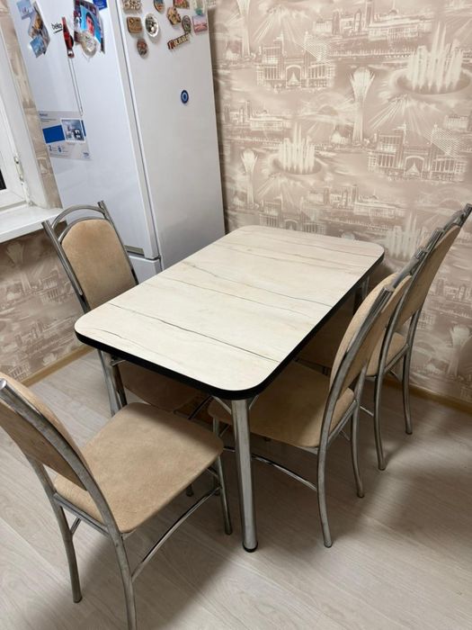 Обеденный стол и стулья