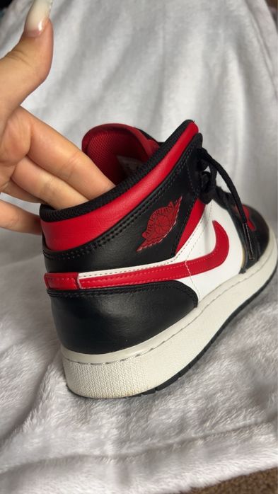 Jordan 1 roșu si negru