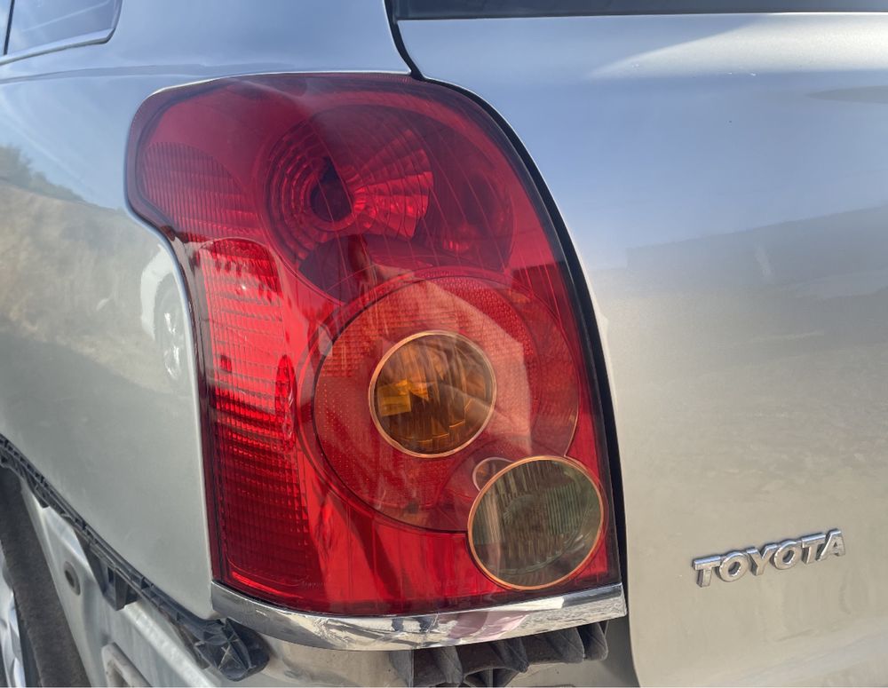 Задние фонари на Toyota Avensis-ОРИГИНАЛ