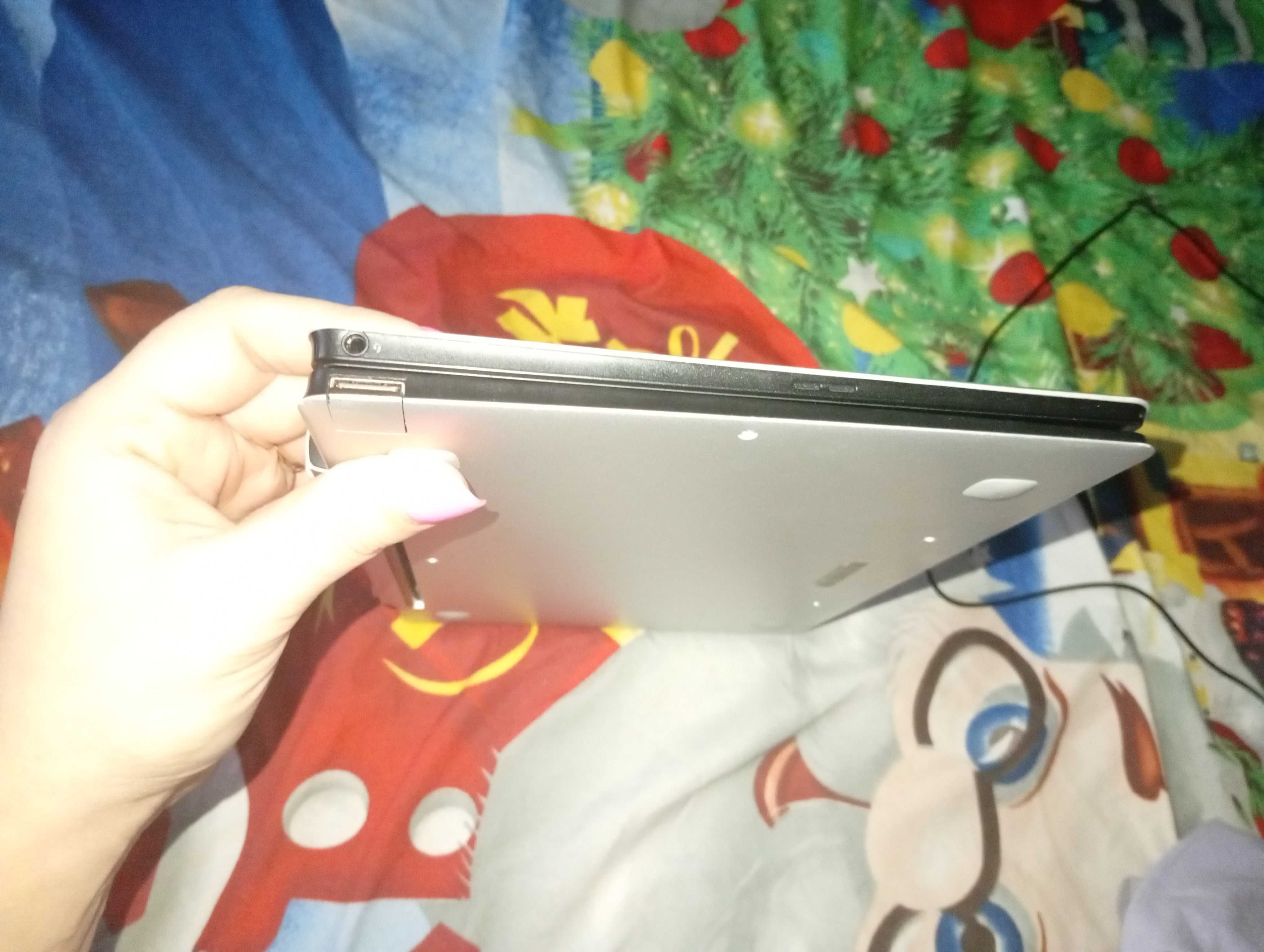 Vând laptop-tableta touchscreen Lenovo 2in 1