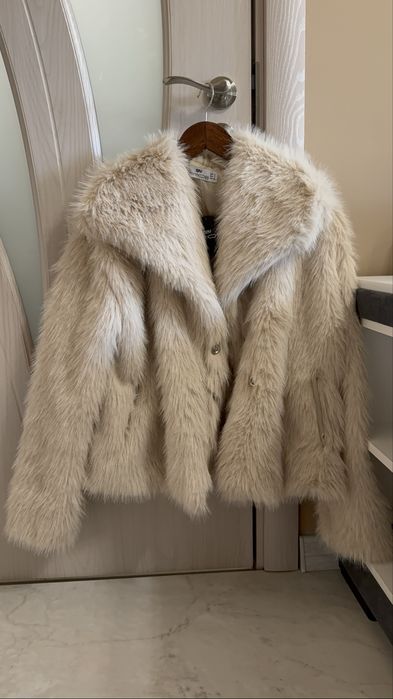 Пухкаво бежово яке – топло и стилно!