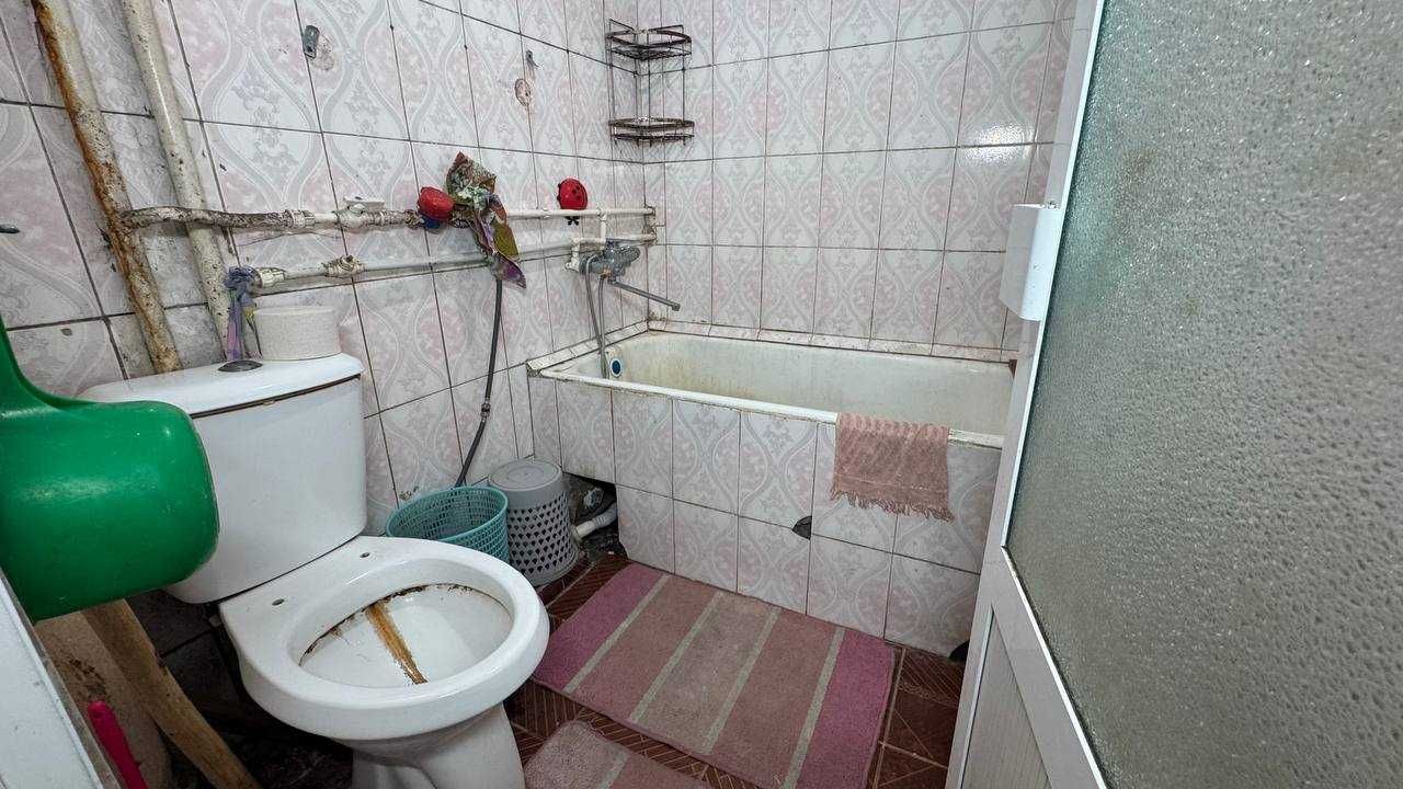 Фрунзиский Ойбек раддом 4 қават 2 қаватда 2 хонали сотилади.ID: 001113