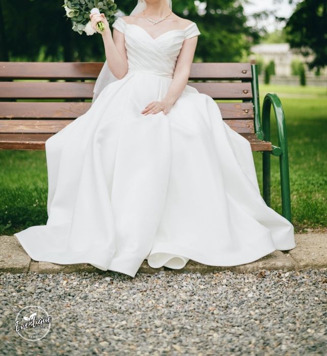 Rochie de mireasă din tafta , model simplu tip A cu corset