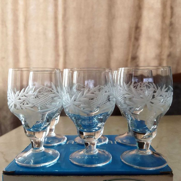 Хрустальные, стеклянные фужеры и рюмочки-стопочки.
