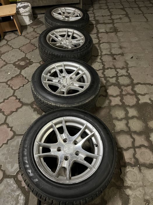 Продам комплект литья на бмв на летней резине в хорошем состоянее