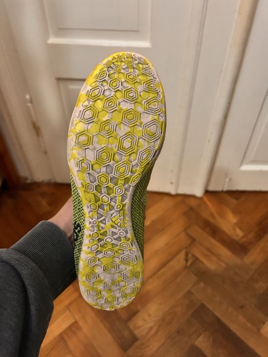 Ghete fotbal adidas laceless aproape noi