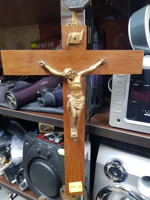 Най-различни модели кръстове купени са от Франция