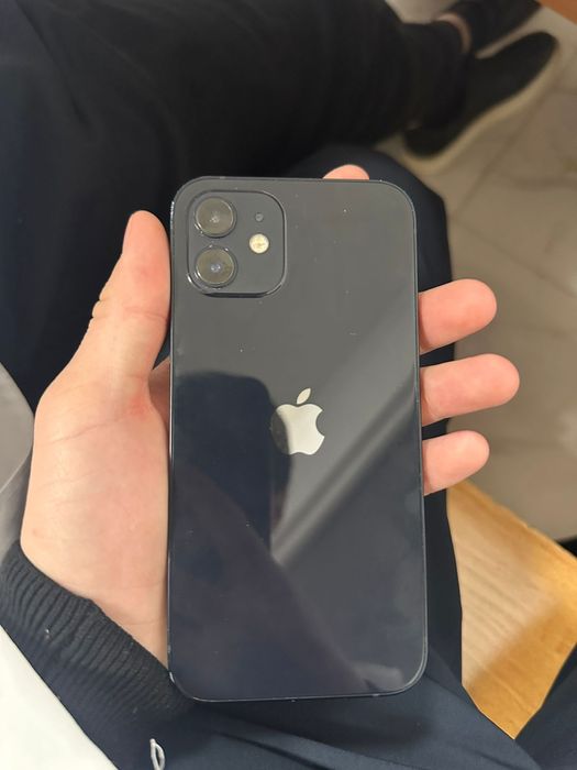 Продаю  айфон 12