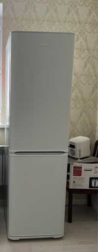 Холодильник высокий в рабочем состоянии