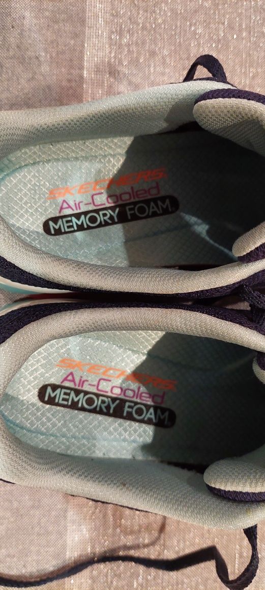 Vând adidas marca Skechers damă