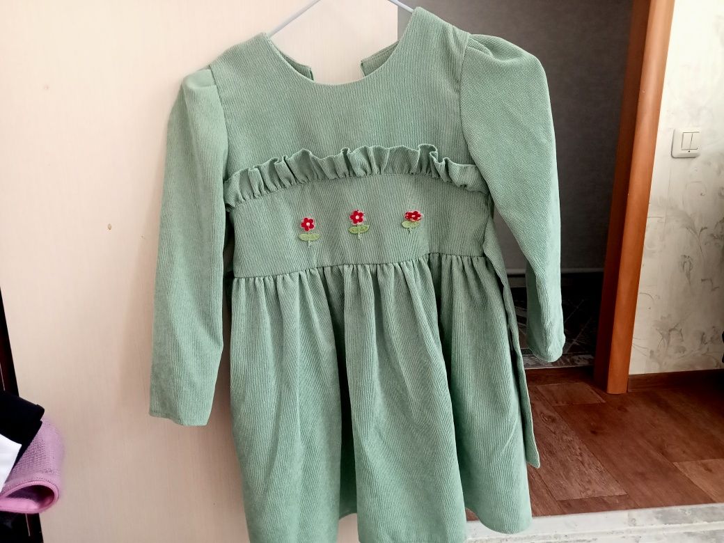 Продам 2 платья .