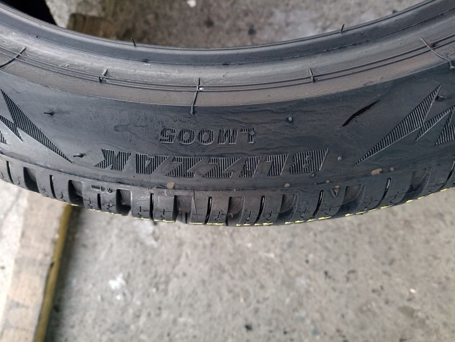 2 anvelope de iarna ca noi Bridgestone 235/40 R19 dot 2624