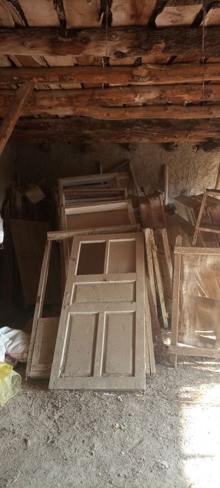 Taxta eshik derazalar va taxtalar sotiladi