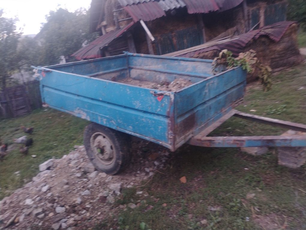 Vând remorca pe o axa