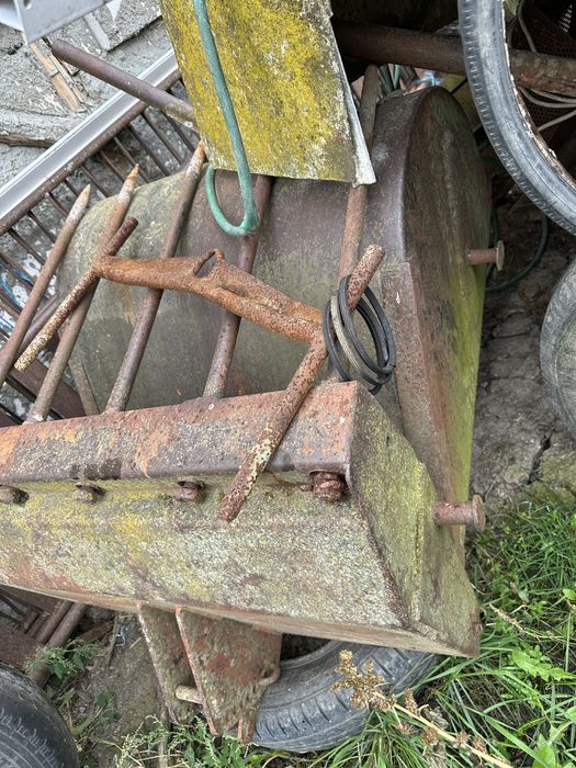 Vand tractorul Renault