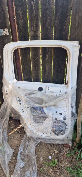 Vând usa stanga spate pentru Citroen C3 2010