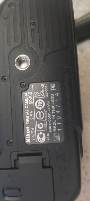 Aparate photo Nikon D3100 și Canon Eos