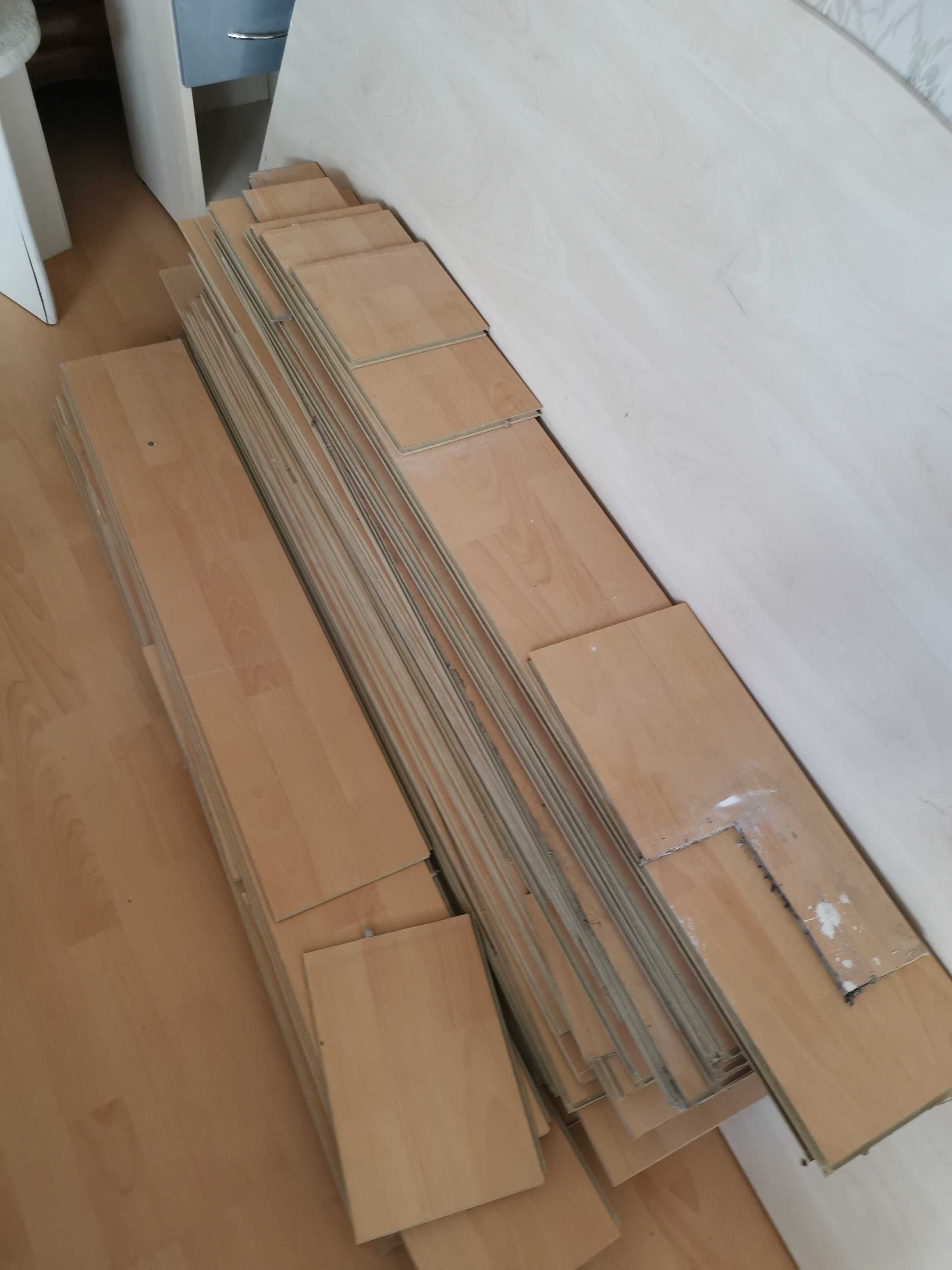 Parchet laminat in conditii bune - cam 140 mp