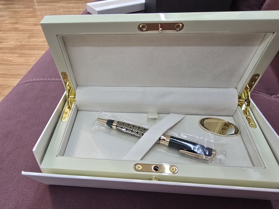 Подарочная ручка с национальным орнаментом — новая, в футляре