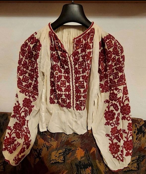 Ie tradițională veche, de colecție, cusuta manual cu margele