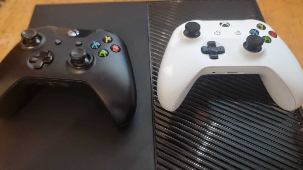 Consola XBox One 1 Tb + Kinect + 2 controllere + stare foarte buna.