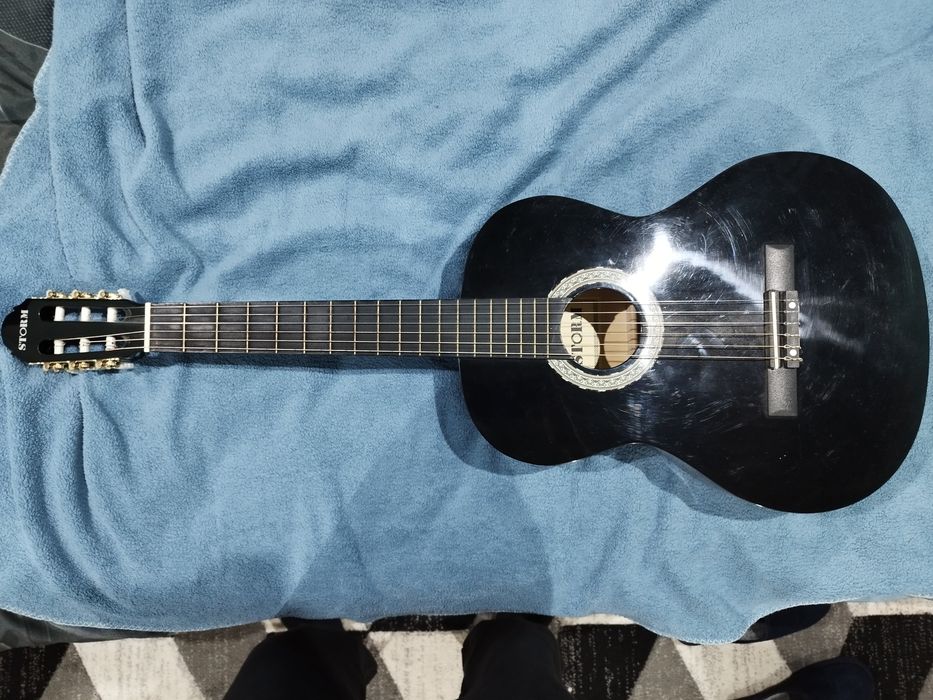 Акустична китара черна