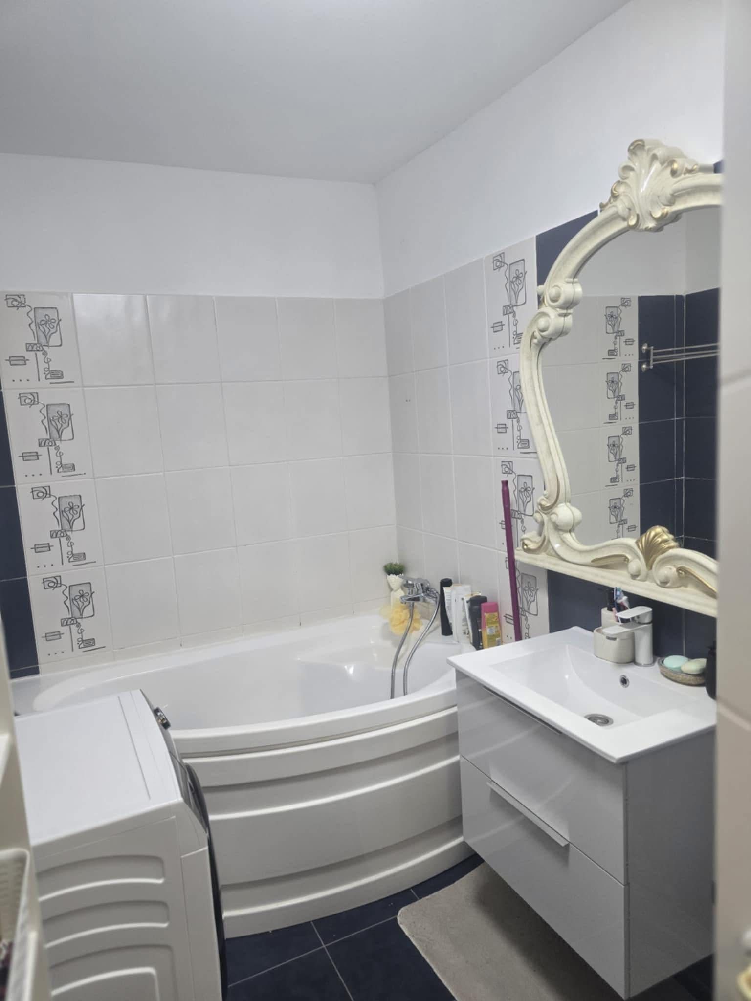 Vând apartament  zona eroilor