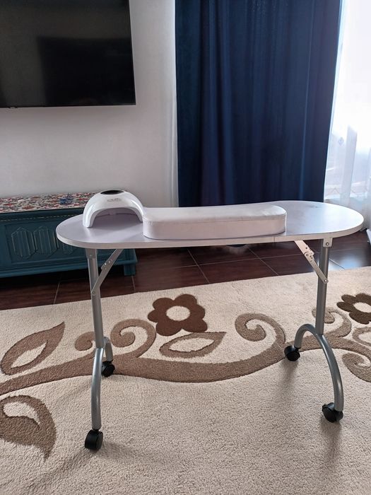 450 ron                                   Masă manichiură + lampă uv