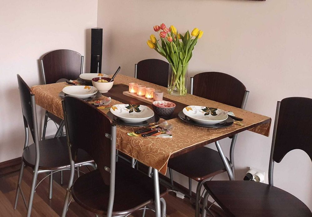 Masă din lemn închis + 6 scaune cu cadru metalic – stare bună